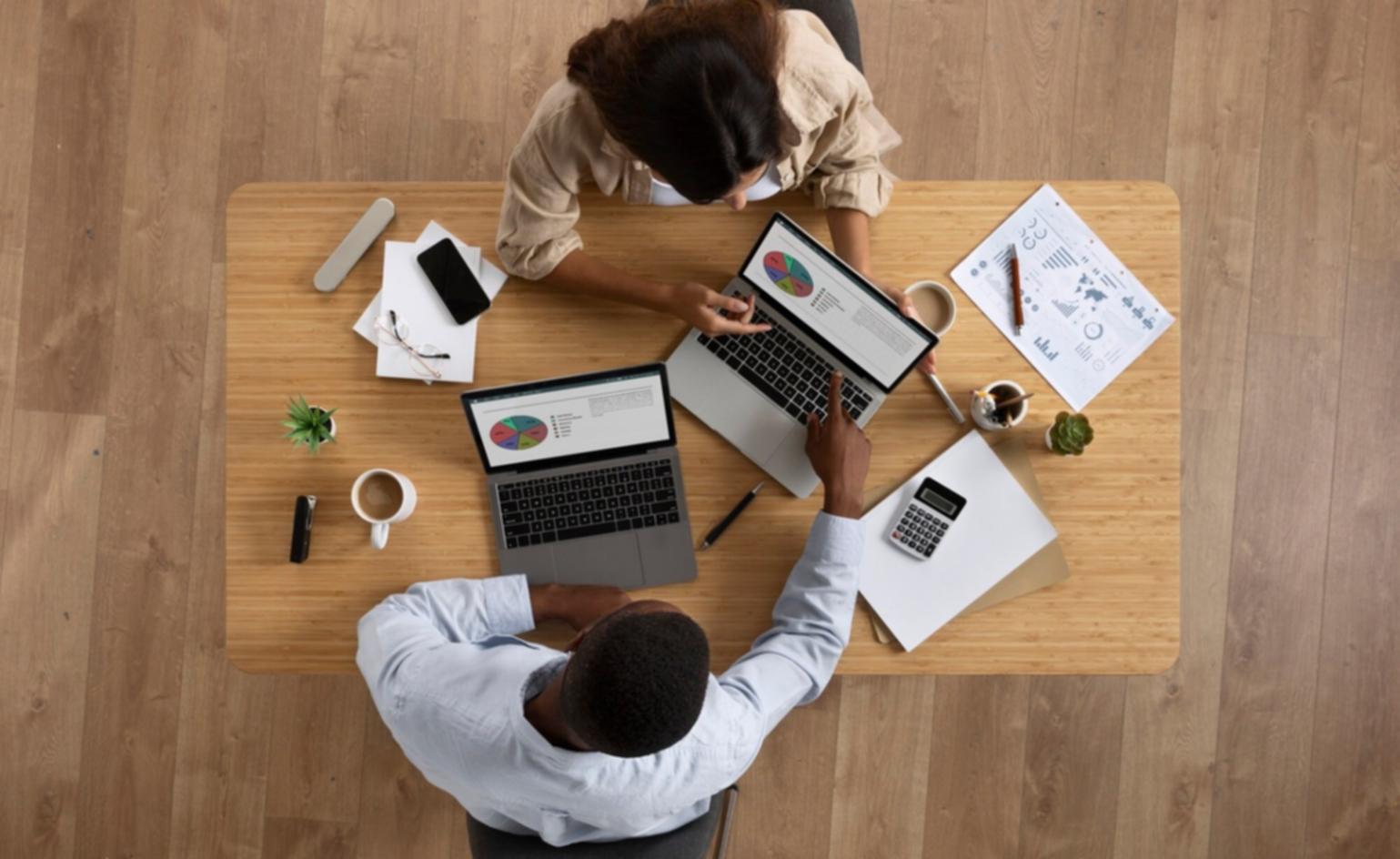 Espace de travail moderne avec outils d'analyse financière