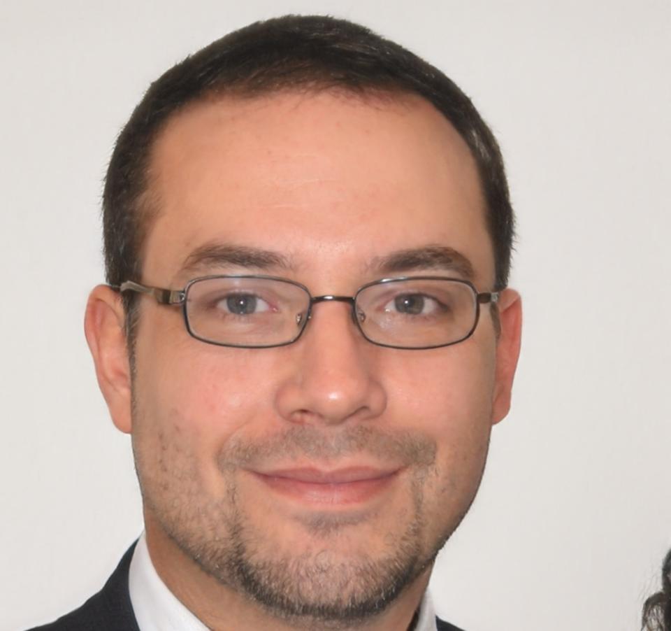 Portrait de Thibault Mercier, analyste financier senior